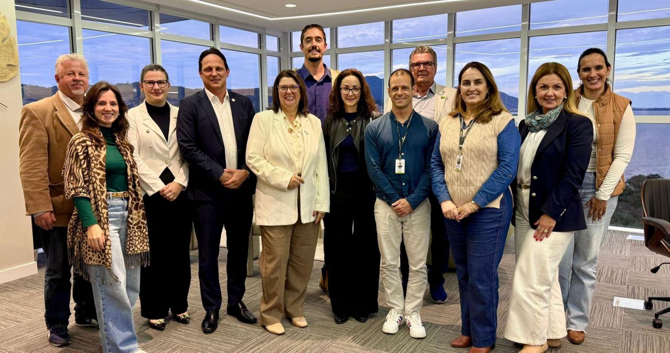 Secretaria do Meio Ambiente e Economia Verde • Reunião com o secretário adjunto Guilherme Dallacosta e palestra da gerente Gisele de Souza Mori, na sede da FACISC.