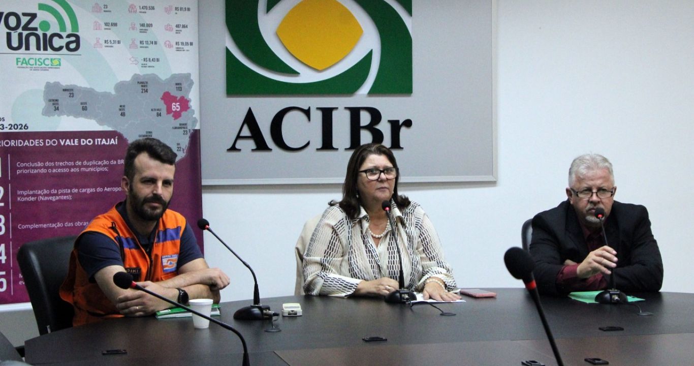 Reunião em Brusque sobre a situação das barragens, com palestra internacional da pesquisadora Taneha K. Bacchin.