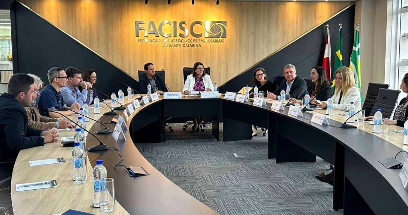 Reunião com o então secretário do Meio Ambiente e Economia Verde, Guilherme Dallacosta.